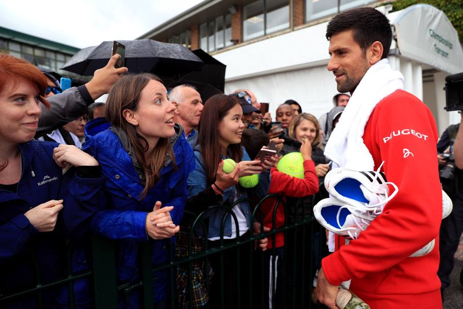 Novak Djokovic firma autografi ai fans prima dell&#39;incontro di oggi che lo vede opposto al francese Mannarino (Lapresse)